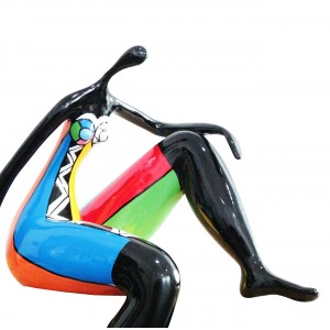 Sculpture femme assise multicolore en résine - DONNA