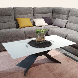 Table basse rectangulaire avec plateau en verre et piètement en métal - vue en ambiance - CELESTINE