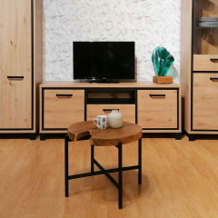 Table basse en métal noir avec plateau en bois de teck rond D60cm - vue en ambiance - KLIWON