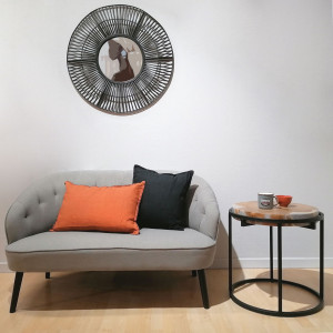 Bout de canapé rond en bois de teck et ciment avec piètement métal vue en ambiance - COMBINE
