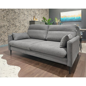 Canapé droit 2 places en tissu avec 2 coussins d'accoudoirs et piètement métal - gris - Vue en ambiance - TYNA