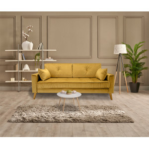Canapé droit 2,5 places en velours jaune moutarde avec pieds inclinés en bois - vue en ambiance- LEO