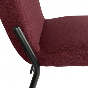 Chaise en tissu rouge avec pieds en métal noir - zoom - JASPE
