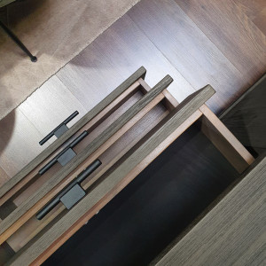 Buffet en bois massif cendré et métal noir - zoom tiroirs - BELLAGIO