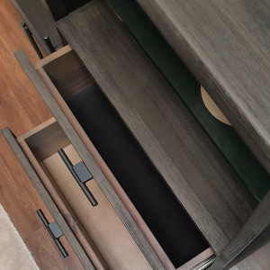 Bahut haut en bois massif cendré et métal noir - zoom intérieur tiroir - BELLAGIO