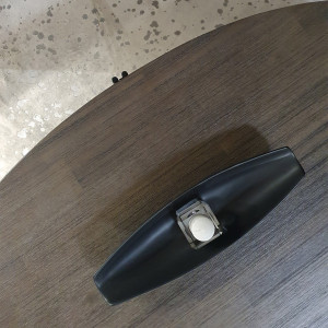 Table basse ovale en bois massif cendré et métal noir - zoom - BELLAGIO