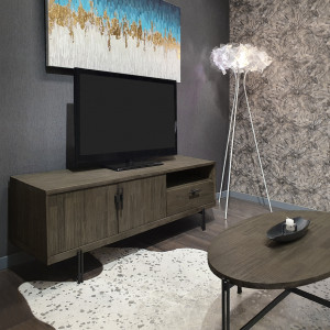 Meuble TV avec rangements en bois massif cendré et métal noir - vue en ambiance - BELLAGIO