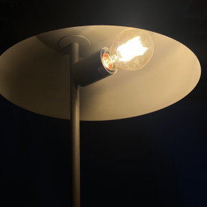 Grand lampadaire en métal - coloris gris - zoom ampoule - LOLLY