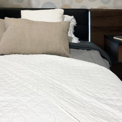 Couvre-lit en polyester 180x230cm - coloris blanc - vue en ambiance - THYM
