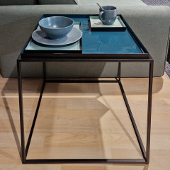 Bout de canapé / Table d'appoint carré structure en métal noir avec plateau émaillé bleu - photo d'ambiance - AZUL 8783