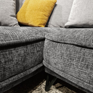 Canapé d'angle gauche tissu velours gris L 284 cm avec piètement métal noir + 11 coussins - zoom sur les assises - TESORO