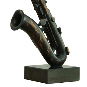 Statue saxophone en résine avec peinture noire et effet rouillé 29 x 62 x 16 cm - zoom bas statue - SAXO