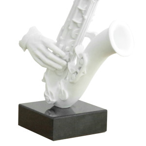 Statue saxophoniste avec saxophone en résine peinture blanche 29 x 62 x 16 cm - zoom bas statue - SAXO