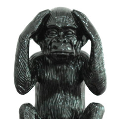 Statue singe avec mains sur les oreilles en résine noire peinte à la main 25 x 40 x 23 cm - zoom haut statue - KIKAZARU