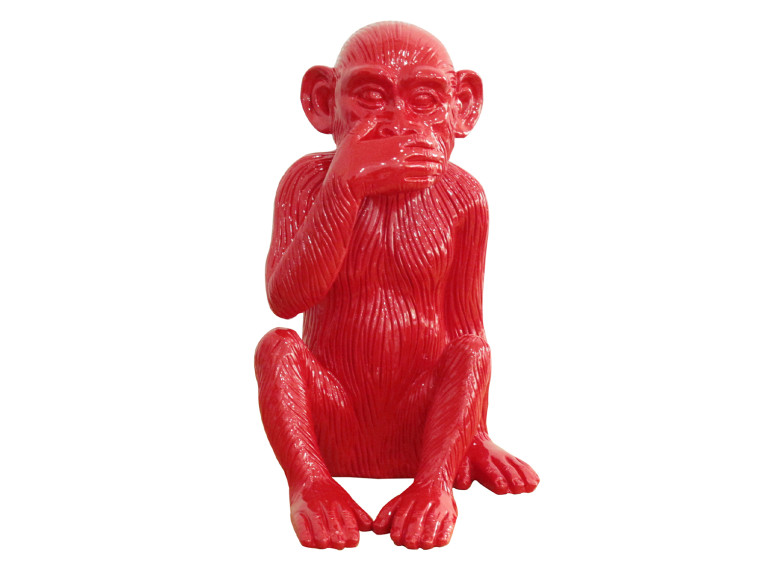 Statue singe avec main sur la bouche en résine rouge peinte à la main 28 x 39 x 25 cm - IWAZARU