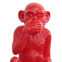 Statue singe avec main sur la bouche en résine rouge peinte à la main 28 x 39 x 25 cm - zoom haut statue - IWAZARU