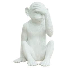 Statue singe avec main sur les yeux en résine blanche peinte et laquée à la main 27 x 39 x 26 cm - MIZARU