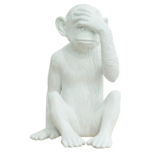 Statue singe avec main sur les yeux en résine blanche peinte et laquée à la main 27 x 39 x 26 cm - MIZARU