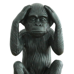 Statue singe avec mains sur les oreilles en résine noire mate peint à la main 25 x 40 x 23 cm - zoom haut statue - KIKAZARU