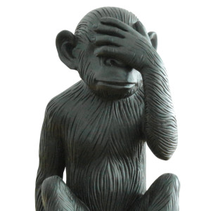 Statue singe avec main sur les yeux en résine noire mate peint à la main 27 x 39 x 26 cm - zoom haut statue - MIZARU