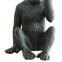 Statue singe avec main sur les yeux en résine noire mate peint à la main 27 x 39 x 26 cm - zoom bas statue - MIZARU