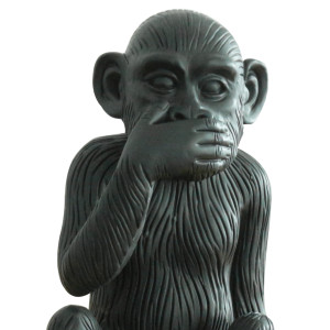 Statue singe avec main sur la bouche en résine noire mate peint à la main 28 x 39 x 25 cm - zoom haut statue - IWAZARU