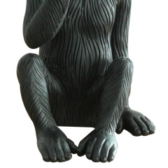 Statue singe avec main sur la bouche en résine noire mate peint à la main 28 x 39 x 25 cm - zoom bas statue - IWAZARU