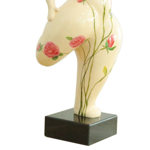 Statue femme debout en résine avec jambe pliée peinture beige et fleurs roses 24 x 60 x 19 cm - zoom bas statue - BALERINA 03