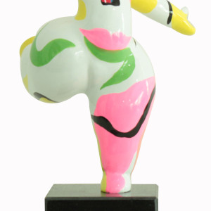 Statue femme debout en résine avec jambe levée peinture multicolore 16 x 33 x 12 cm - zoom bas de la statue - BALERINA 07
