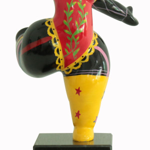 Statue femme debout en résine avec jambe levée peintures multicolores 16 x 33 x 12 cm - zoom bas statue - BALERINA 05