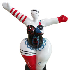Statue femme debout en résine avec bras levés corset rouge noir et bleu  22 x 24 x 11 cm - zoom haut statue - SUBHA 06
