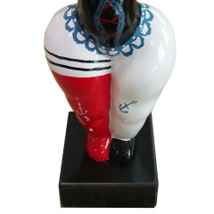 Statue femme debout en résine avec bras levés corset rouge noir et bleu  22 x 24 x 11 cm - zoom bas statue - SUBHA 06