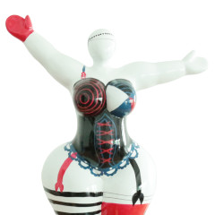 Statue femme debout en résine avec bras levés corset rouge noir et bleu  37 x 54 x 18 cm - zoom haut statue - SUBHA 05