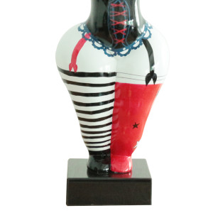 Statue femme debout en résine avec bras levés corset rouge noir et bleu  37 x 54 x 18 cm - zoom bas statue - SUBHA 05