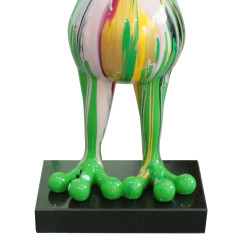 Statue grenouille debout en résine avec coulures de peinture multicolore 32 x 68 x 30 cm - zoom bas statute - FROGGY 02