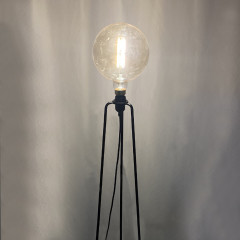 Lampadaire trépied en métal noir - photo ambiance - BLANDINE
