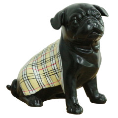 Statue chien carlin en résine noir avec tartan à carreaux écossais sur le dos 20 x 20 x 12 cm - MAX