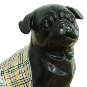 Statue chien carlin en résine noir avec tartan à carreaux écossais sur le dos 20 x 20 x 12 cm - zoom tête du chien - MAX