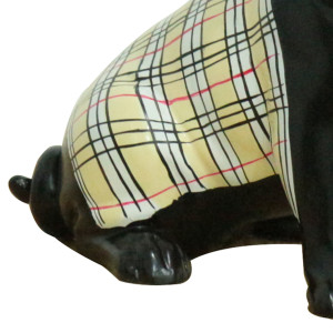 Statue chien carlin en résine noir avec tartan à carreaux écossais sur le dos 20 x 20 x 12 cm - zoom couverture tartan - MAX