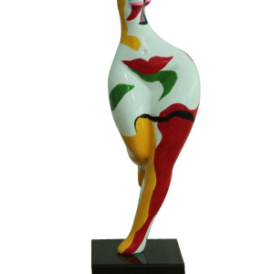 Statue femme élancée en résine avec bras en l'air et peinture abstraite multicolore 18 x 61 x 15 cm - zoom bas statue - SPOSA 02