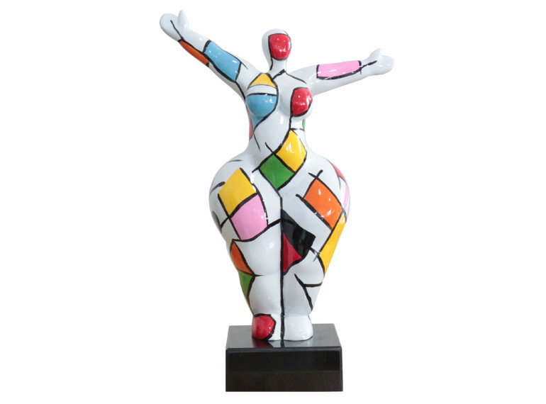 Statue femme debout en résine avec bras levés peinture carreaux multicolores 22 x 34 x 11 cm - SUBHA 01