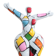 Statue femme debout en résine avec bras levés peinture carreaux multicolores 22 x 34 x 11 cm - zoom haut statue - SUBHA 01