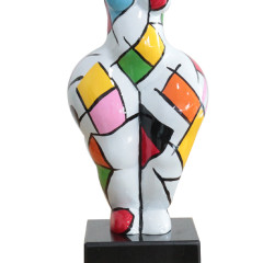 Statue femme debout en résine avec bras levés peinture carreaux multicolores 22 x 34 x 11 cm - zoom bas statue - SUBHA 01