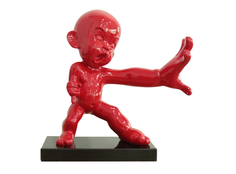 Statue bébé en position de karaté grand pied et grande main en résine rouge 49 x 49 x 24 cm - CHAN 02