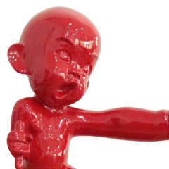 Statue bébé en position de karaté grand pied et grande main en résine rouge 49 x 49 x 24 cm - zoom tête du bébé - CHAN 02