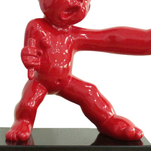 Statue bébé en position de karaté grand pied et grande main en résine rouge 49 x 49 x 24 cm - zoom corps du bébé - CHAN 02
