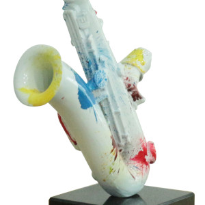 Statue saxophoniste avec saxophone en résine peinture blanche et multicolore 29 x 62 x 16 cm -  zoom bas statue - SAXO 04