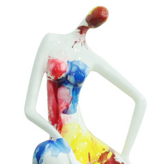Statue femme assise en résine blanche avec taches de peinture multicolore 35 x 60 x 32 cm - zoom haut statue - MEIA
