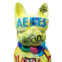 Statue chien bulldog assis en résine avec graffiti multicolores 19 x 37 x 27 cm - zoom tête du chien - NINO 02