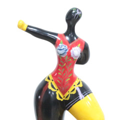 Statue femme debout en résine avec bras tendu et peintures multicolores  14 x 34 x 11 cm - zoom haut statue - SUMA 03